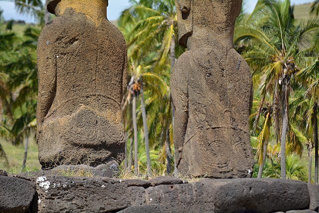 Detalle de los grabados en la espalda de los moai de Ahu Nau Nau en Isla de Pascua