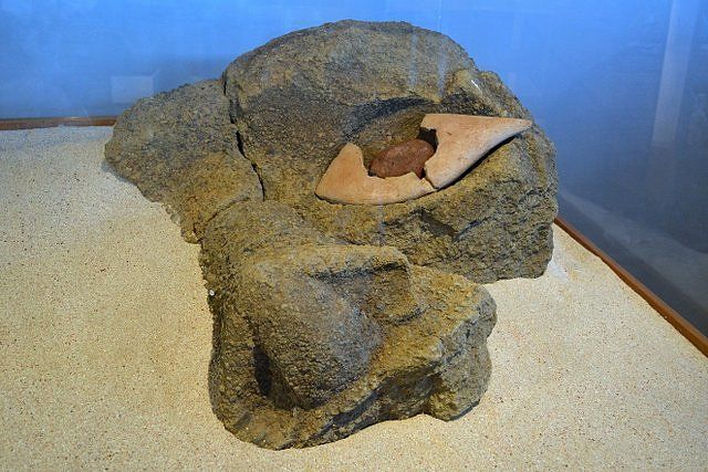 El ojo de moai encontrado en Ahu Nau Nau se exhibe en el Museo Sebastian Englert de Isla de Pascua