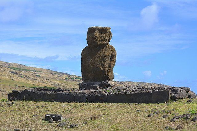 Vsita del Ahu Ature Huki cuyo moai fue el primero que se volvió a levantar en la época moderna ubicado en Playa Anakena en Isla de Pascua