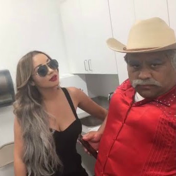 Don Cheto took a selfie with his co-star