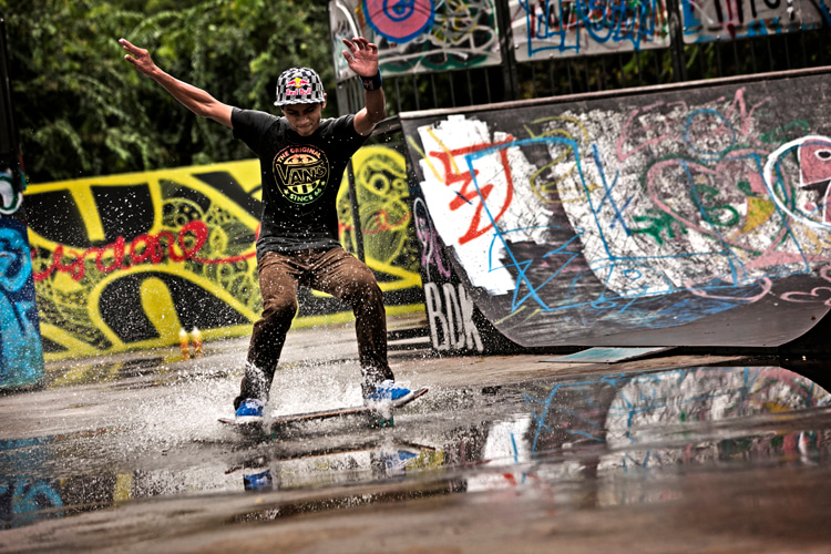 Frontside powerslide: one of the most popular ways to stop on a skateboard | Photo: Red Bull