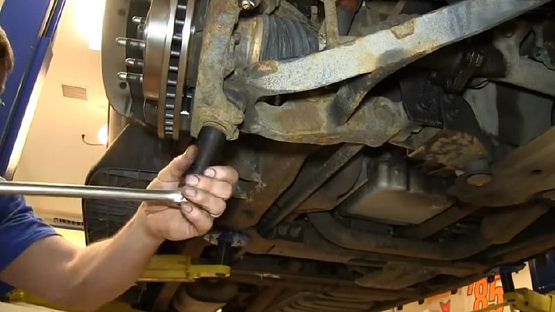 Chevrolet Silverado 1999-2006: How to Replace Lower Control Arm