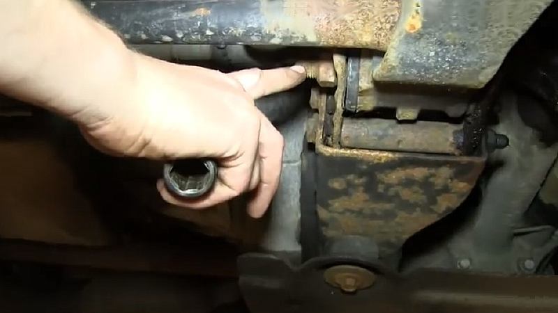 Chevrolet Silverado 1999-2006: How to Replace Lower Control Arm