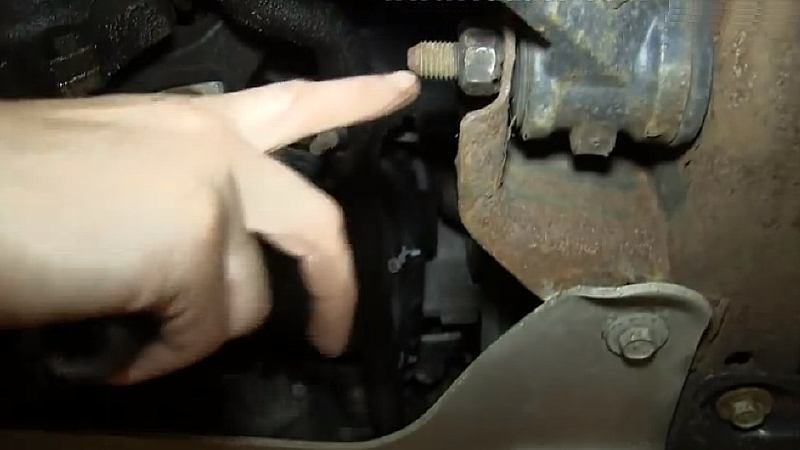 Chevrolet Silverado 1999-2006: How to Replace Lower Control Arm