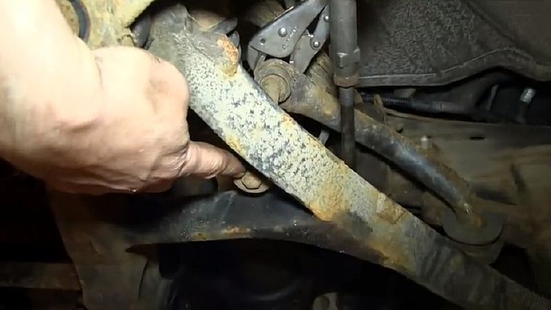 Chevrolet Silverado 1999-2006: How to Replace Lower Control Arm