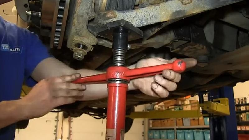 Chevrolet Silverado 1999-2006: How to Replace Lower Control Arm