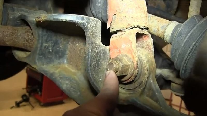 Chevrolet Silverado 1999-2006: How to Replace Lower Control Arm