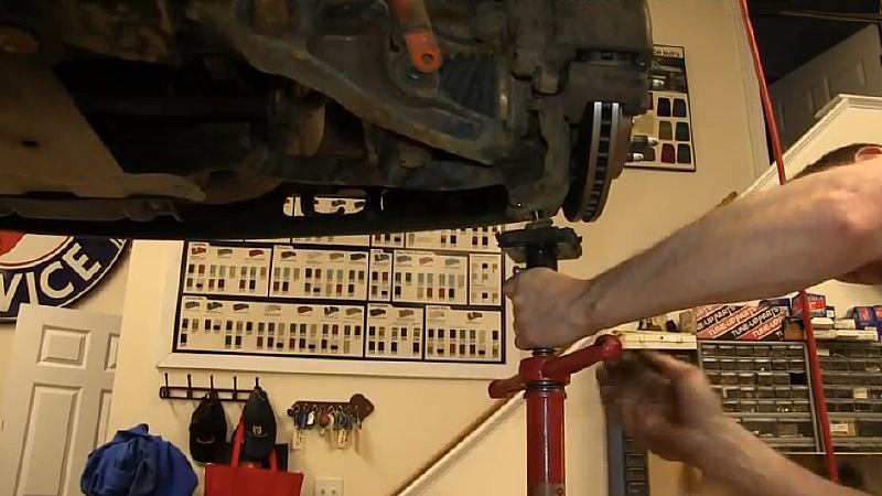 Chevrolet Silverado 1999-2006: How to Replace Lower Control Arm