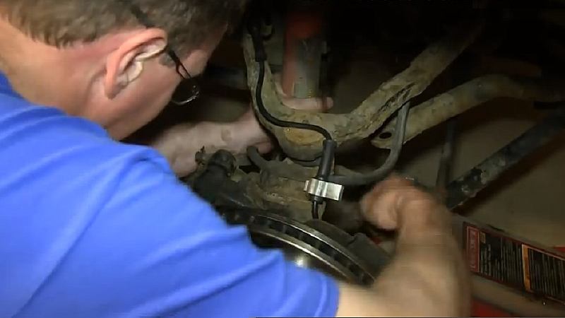 Chevrolet Silverado 1999-2006: How to Replace Lower Control Arm