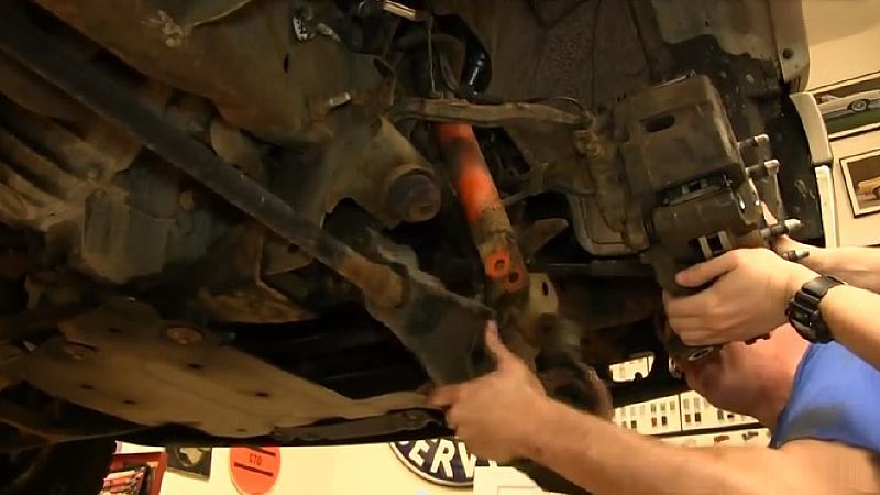 Chevrolet Silverado 1999-2006: How to Replace Lower Control Arm