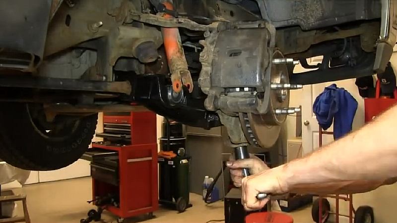 Chevrolet Silverado 1999-2006: How to Replace Lower Control Arm