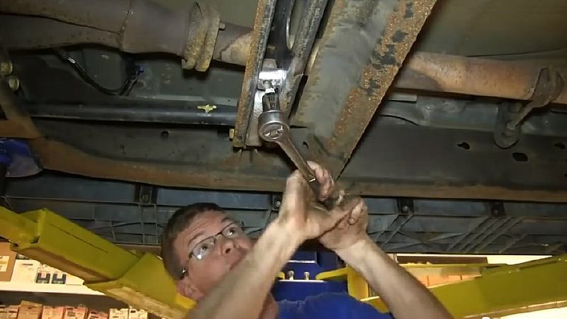 Chevrolet Silverado 1999-2006: How to Replace Lower Control Arm