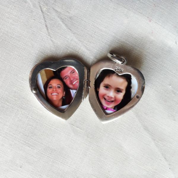 How to put a picture on a locket pendant