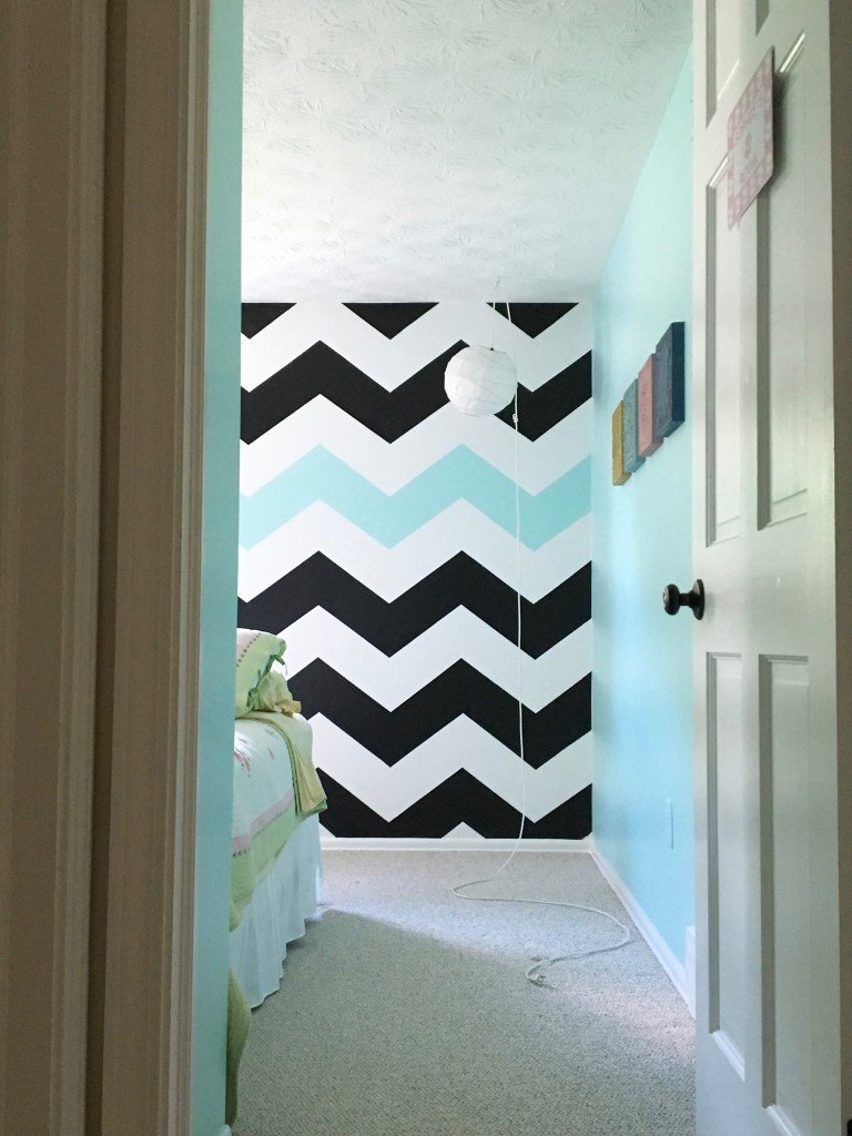 How_to_paint_chevron_stripes_ turquoise_black_white_wall_bedroom