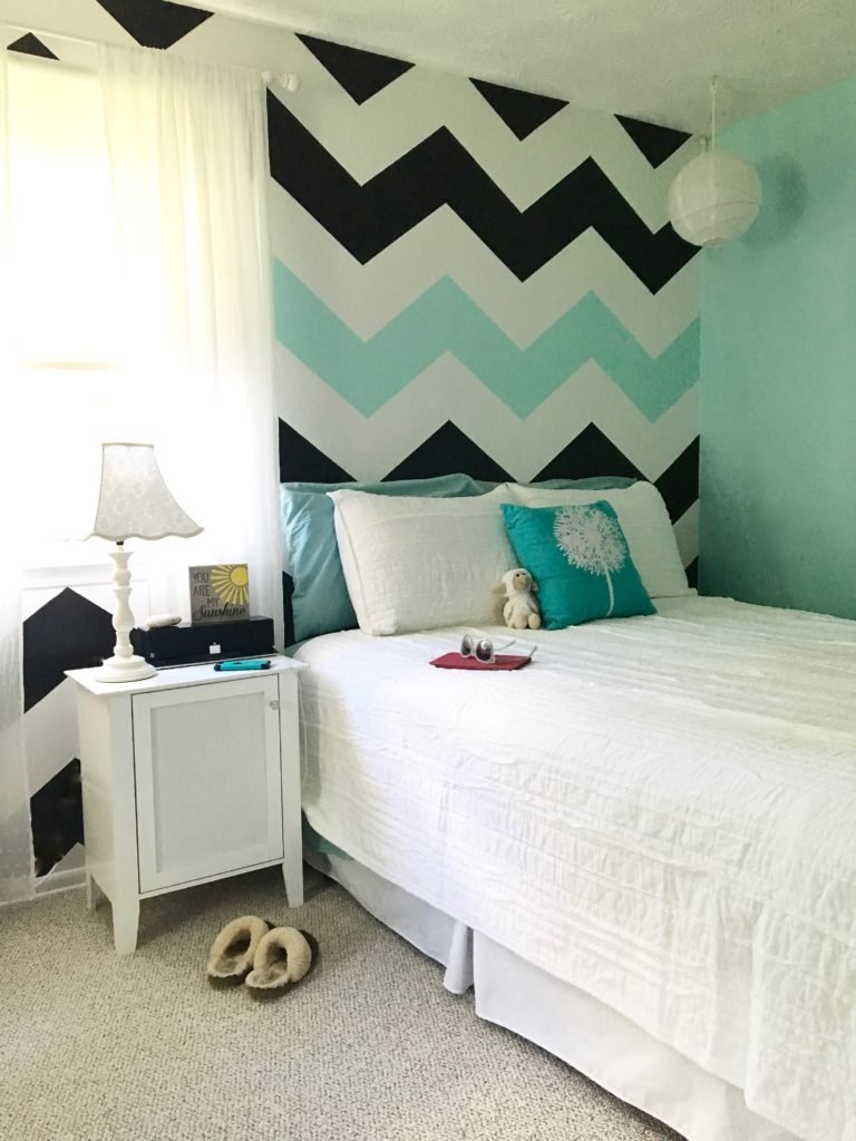 how_to_paint_chevron_stripes_wall_mturquoise-black-_and_white