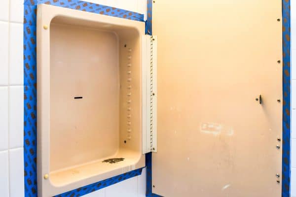 paint a primer on metal medicine cabinets over rust spots