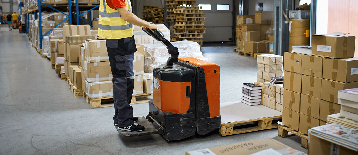 There are two main types of pallet jacks: manual pallet jacks and electric pallet jacks.