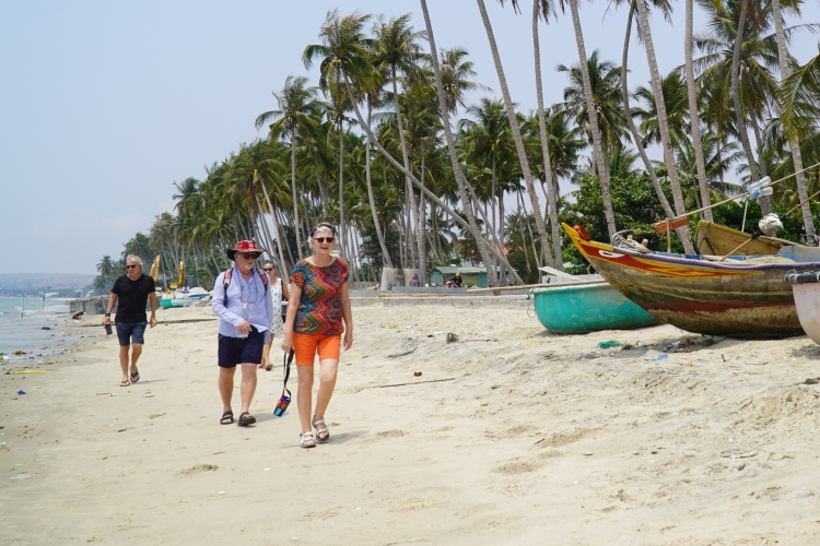Foreigners bathing in Mui Ne, Binh Thuan province, March 2020. Photo VnExpress / Viet Quoc.