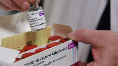 A health worker holds a vial of the AstraZeneca Covid-19 vaccine. AFP / Alain Jocard's photo.