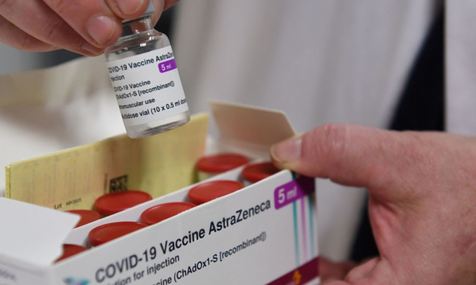 A health worker holds a vial of the AstraZeneca Covid-19 vaccine. AFP / Alain Jocard's photo.