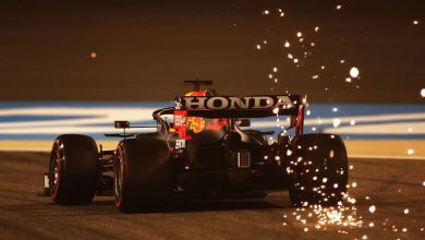 The light in the center of the rear-end of the car blinks red when energy is being conserved. Photo: Lars Baron/Getty Images.