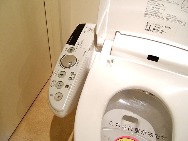 Where is the bathroom in Japanese - Essential phrases