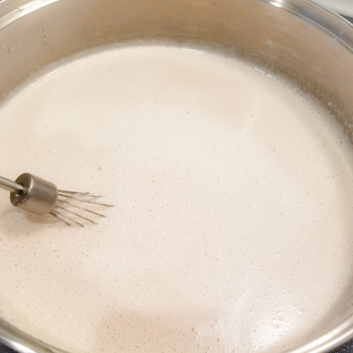 Add nutmeg and vanilla extract to the peanut porridge.