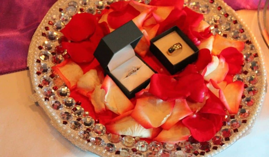 decorate the ring ceremony tray