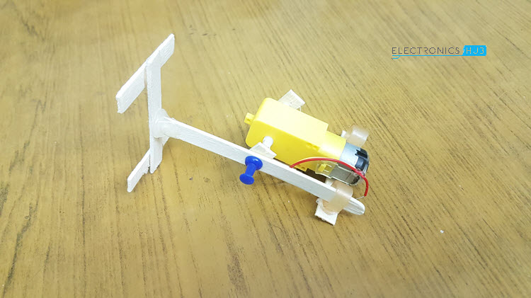 Simple walking robot makes one leg for the motor itself