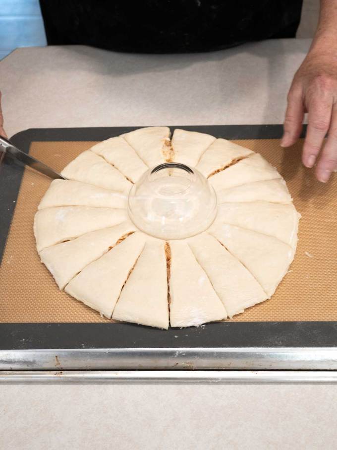 Make 16 cuts on pizza bread