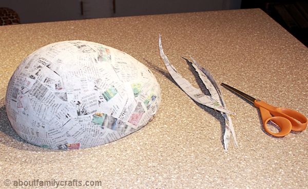 Cut a turtle shell with Mache paper