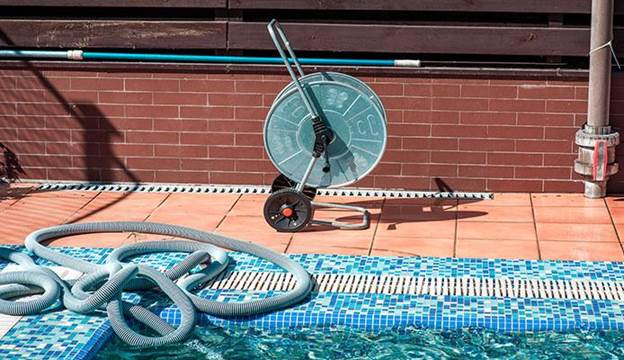 2. DIY pool vacuum cleaner