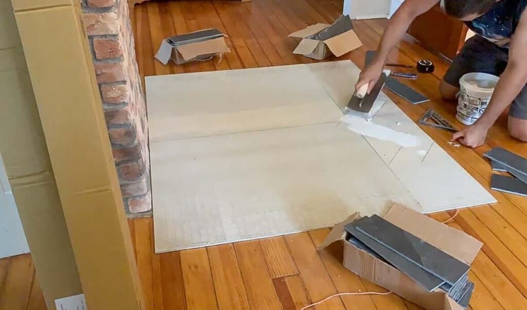 add thin tile adhesive to the baseboard for laying tiles