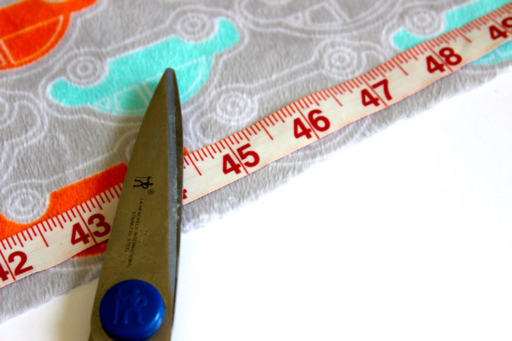 Instructions for measuring and cutting baby blankets Minky
