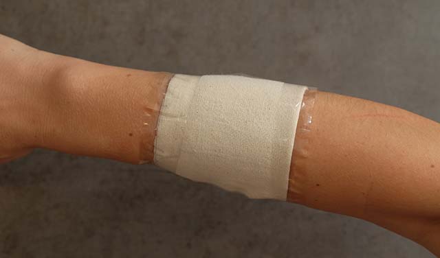 DIY bandage wrapping process Step 3
