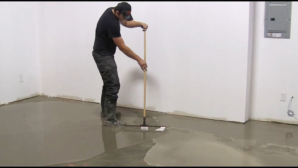 Apply-compound self-leveling2 How to level a sloped concrete floor (Must read)