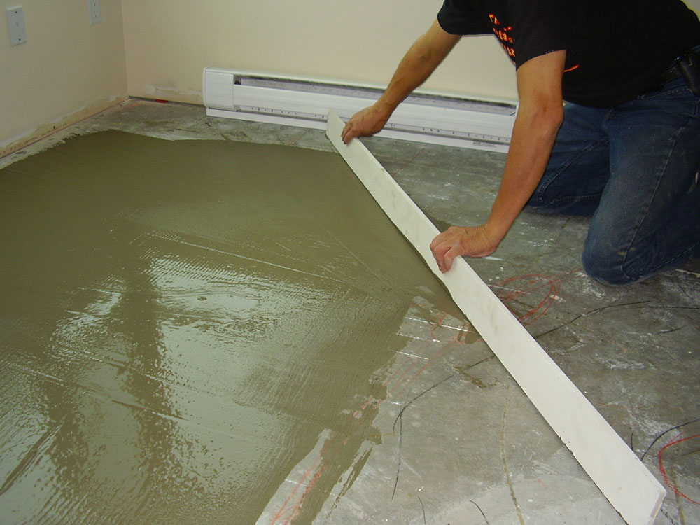 Apply self-levelling compound3 How to level a concrete floor with a slope (Must read)