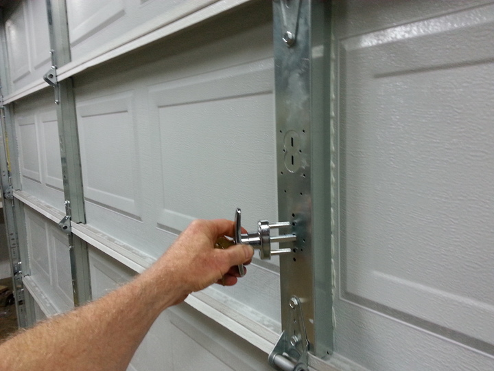 The image shows how the garage door latch and latch align.