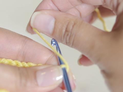One-handed crochet method