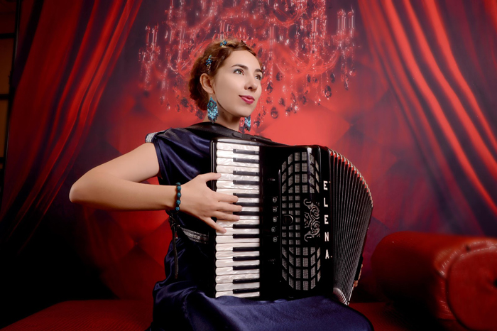 Correct position of the right hand on the accordion