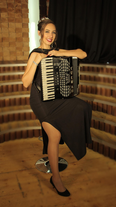 How to hold the accordion while sitting on a bench