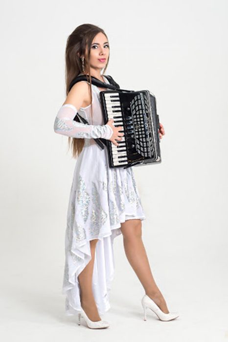 How to hold the accordion while standing