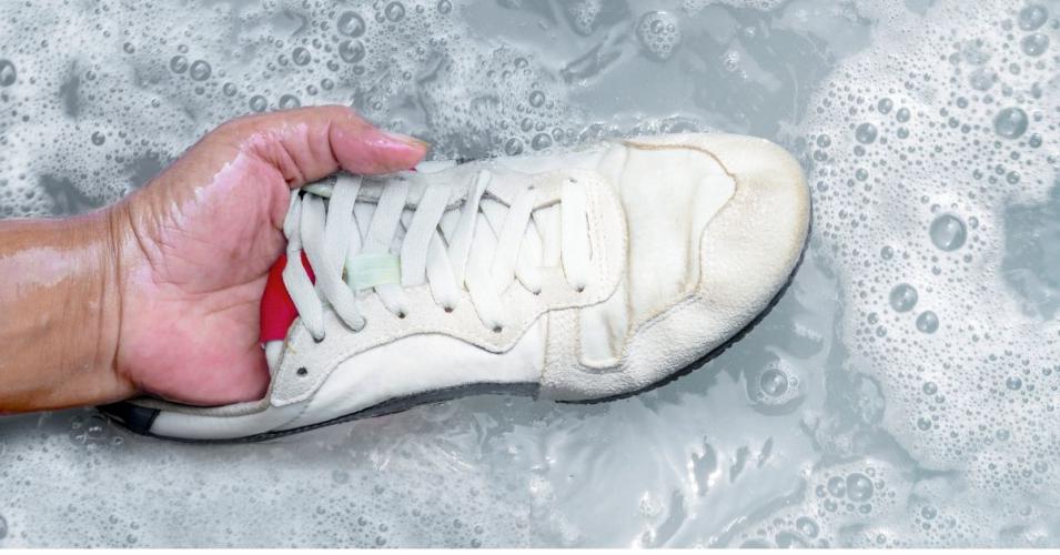 Use shampoo to remove yellow stains on white shoes