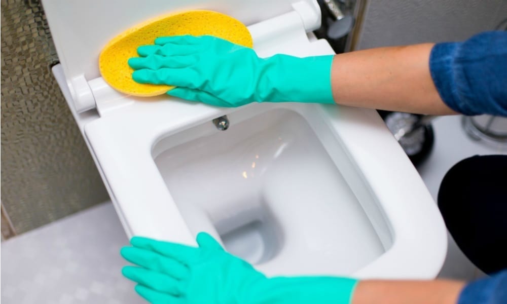 Method 2 Clean the toilet seat with Baking Soda Paste and Elbow Grease