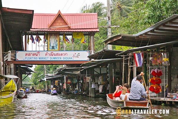 Take a boat to visit damnoen Saduak market, Thailand, floating market in Thailand