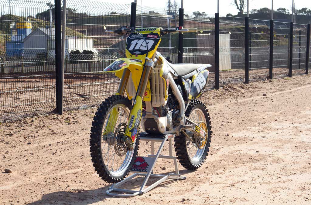 How to Lift a Dirt Bike Onto a Stand? MX Stand Options