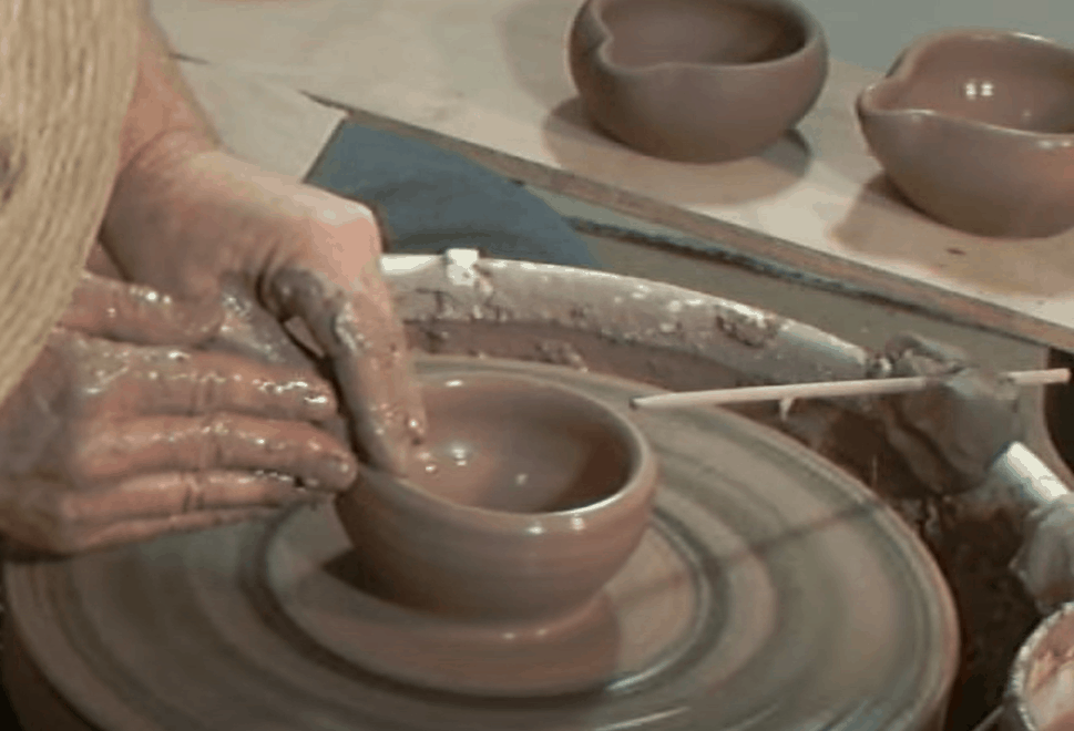 Throw the clay mortar and pestle at the ceramic wheel