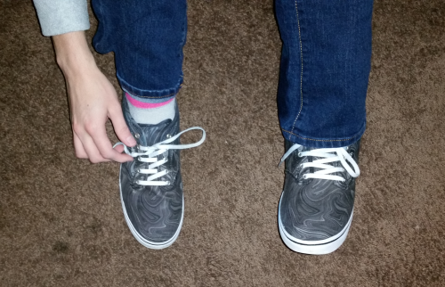 Great method for tying shoes with one hand