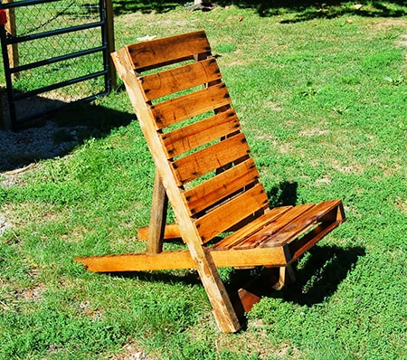 simple adirondack chair made out of pallet wood