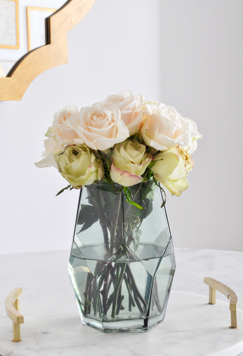Great tips for arranging roses in a beautiful blue vase